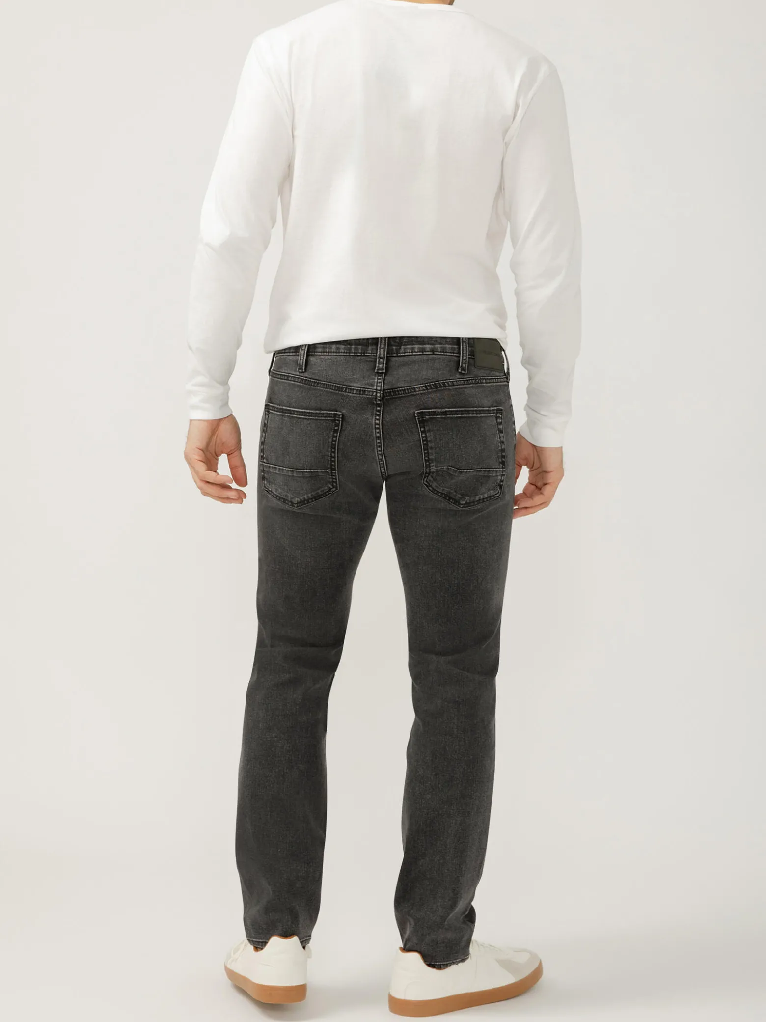 Konrad Slim Fit Slim Leg Jeans