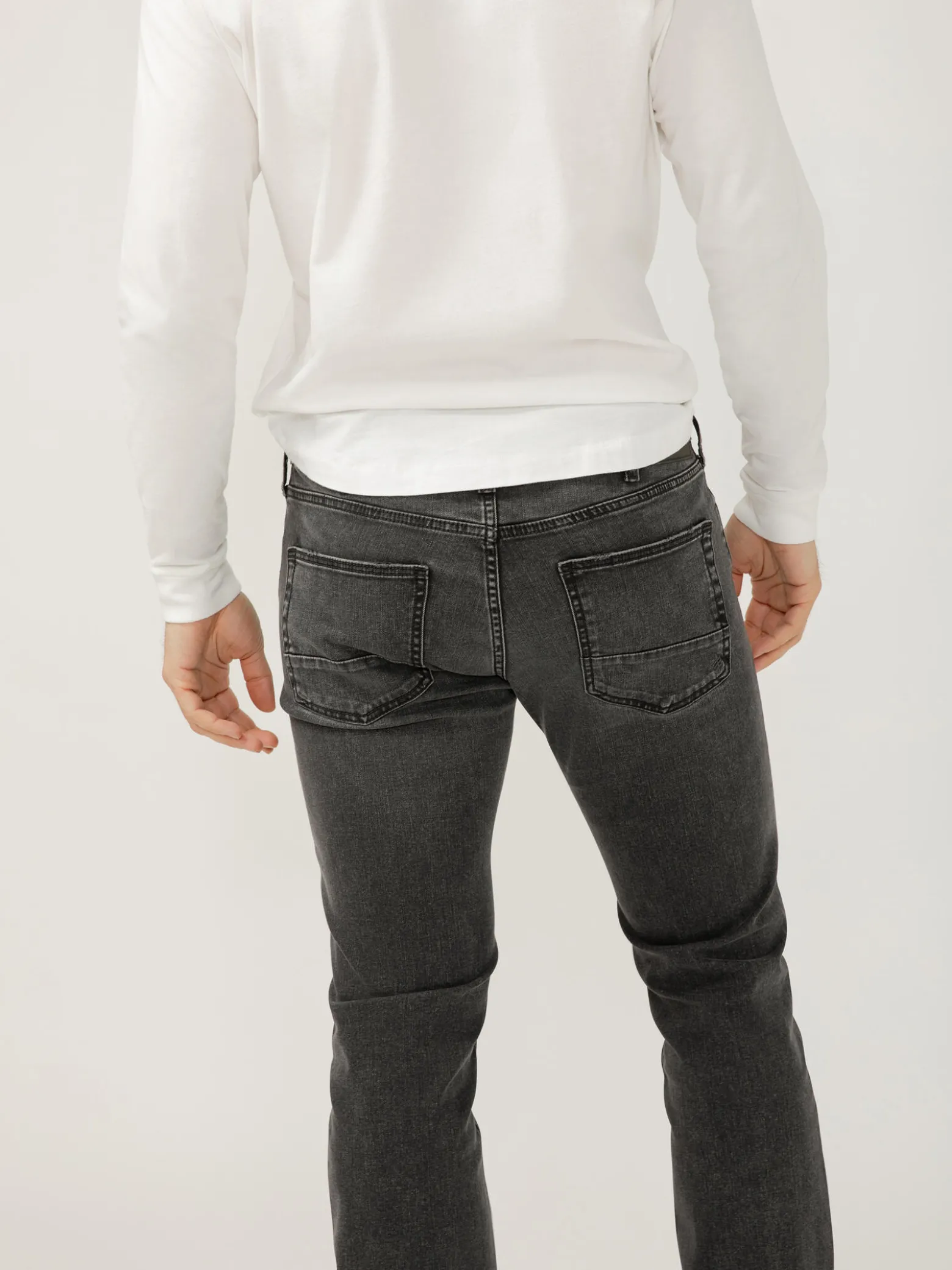 Konrad Slim Fit Slim Leg Jeans
